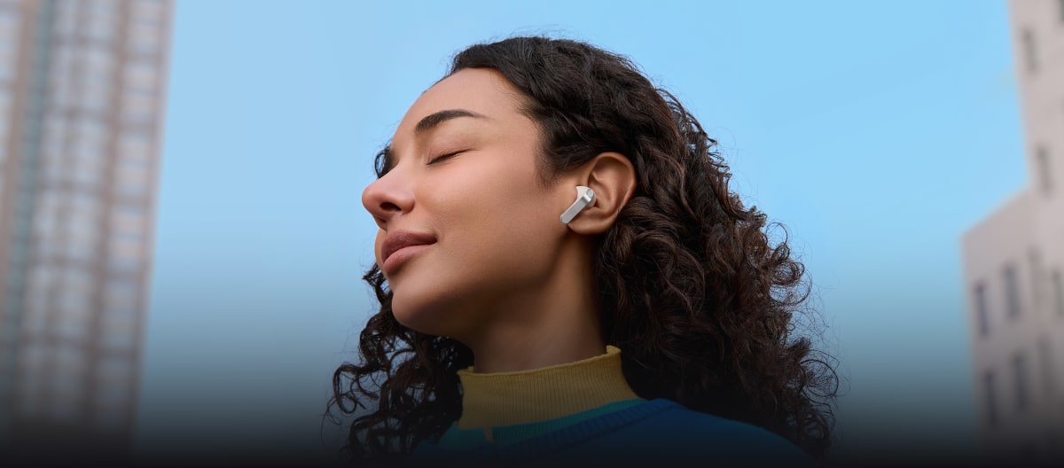 Persona usando Galaxy Buds4 Pro con cancelación activa de ruido en la calle