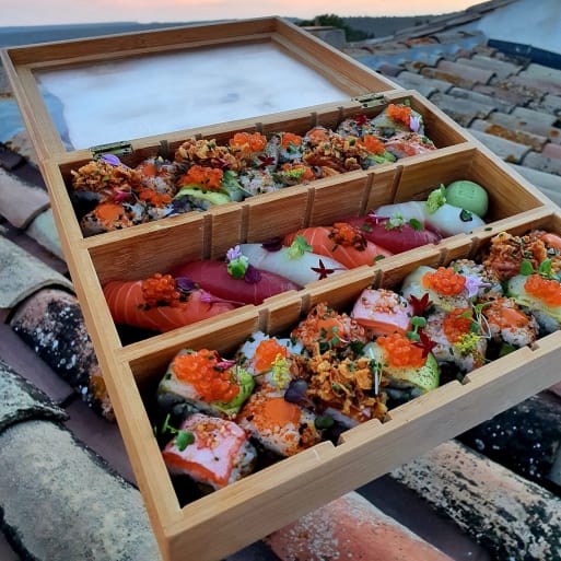 Plateaux de sushi et sashimi en livraison à la roque