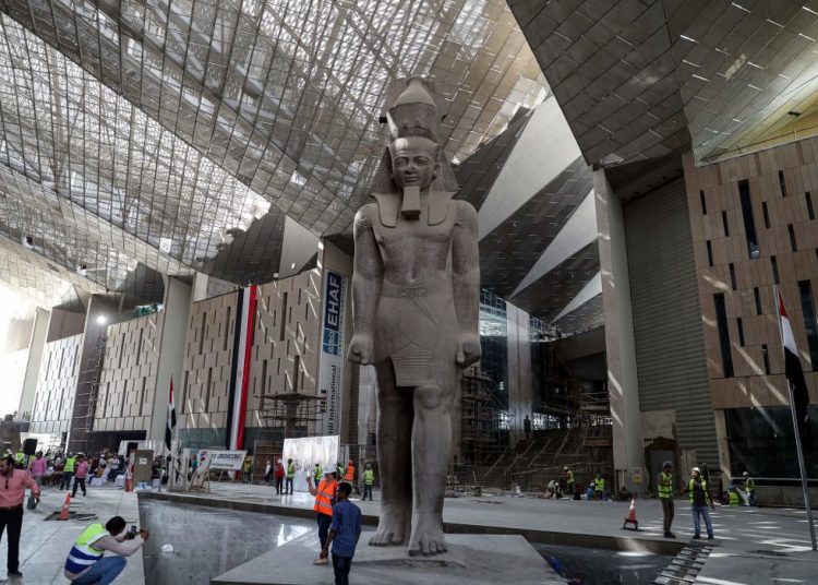 La Estatua de Ramsés II: Icono del Antiguo Egipto