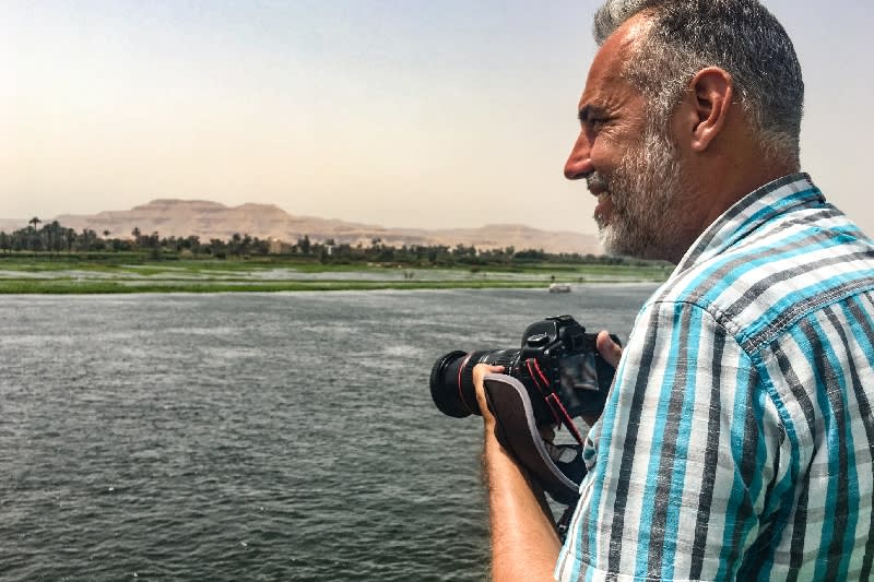 Fotógrafo maduro disfrutando de vacaciones en Egipto.