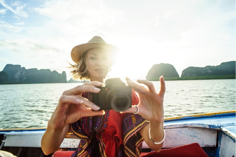 Fotógrafa turista con cámara disfrutando de viajar durante las vacaciones en Egipto