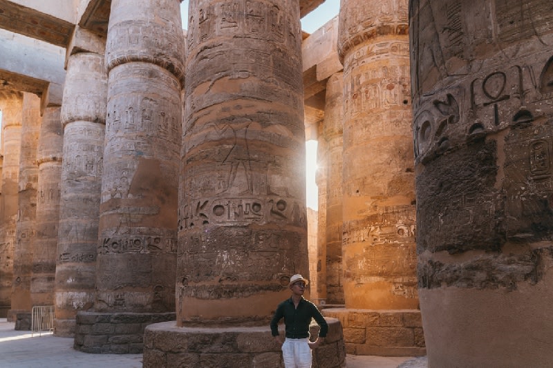 Joven asiático viajando por el templo de Karnak