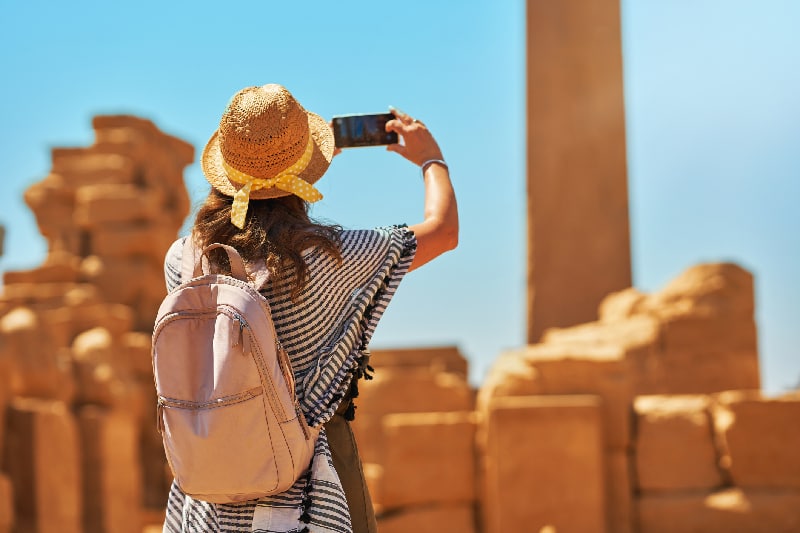 una Mujer tocando fotos para el Templo de Luxor