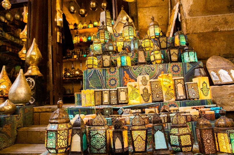 una Calle llena de Faroles de Ramadán en El Cairo