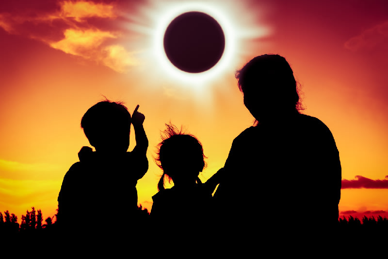 una Familia Observando el Eclipse Solar en Egipto