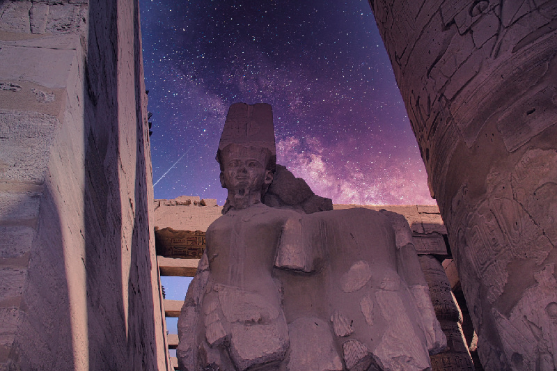 el Templo de Karnak en Luxor, Egipto bajo el Cielo Nocturno