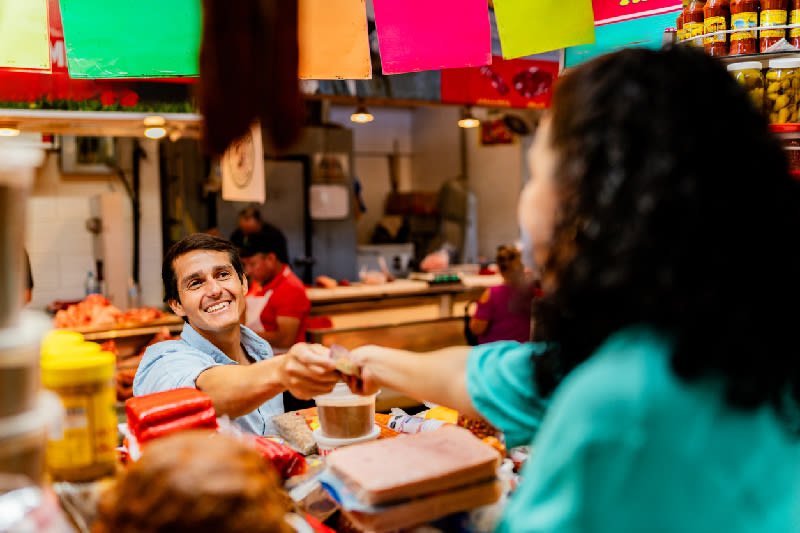 Un Turista regateando en un Mercado Local de Egipto