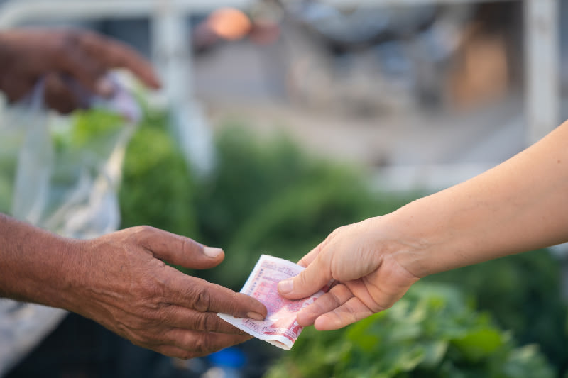 Intercambio de billetes por verduras en un mercado