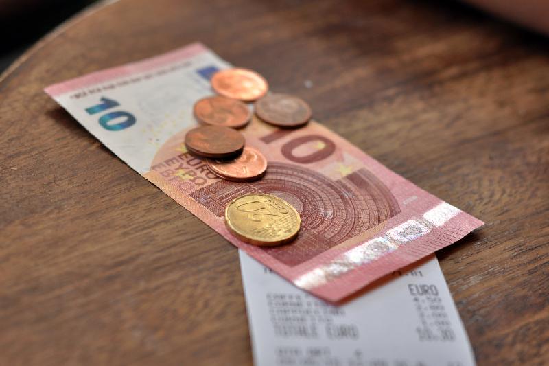 Billete de 10 euros con monedas sobre una mesa