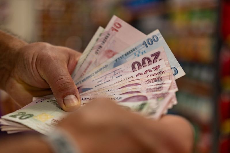 Manos contando billetes