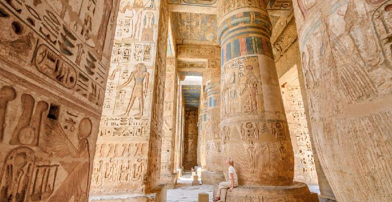 El Templo de Ramsés III, Luxor, Egipto: El Templo de Ramsés III en Medinet Habu fue una importante estructura de templo del período del Nuevo Reino ubicada en la orilla oeste de Luxor, en Egipto.