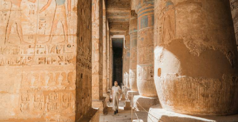 Joven caminando por el antiguo templo egipcio en Luxor.