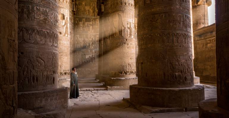 El guardián del templo, captado en la imagen mientras contempla los rayos de luz que entran en los templos.