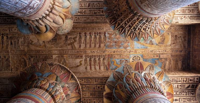 Hermosas columnas y techo en la sala hipóstila del Templo de Khnum en Esna. Luxor. Egipto.