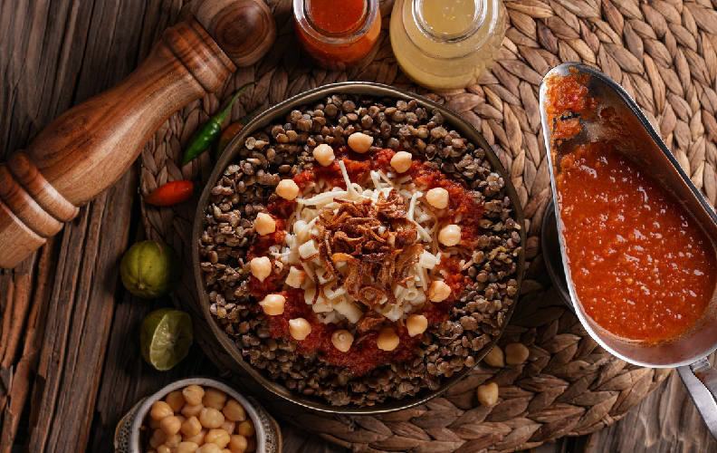Plato de koshary, uno de los sabores más representativos de Egipto