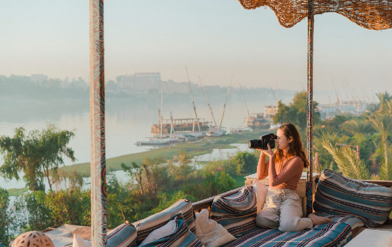 Terraza con vistas al río Nilo durante la puesta de sol en Luxor