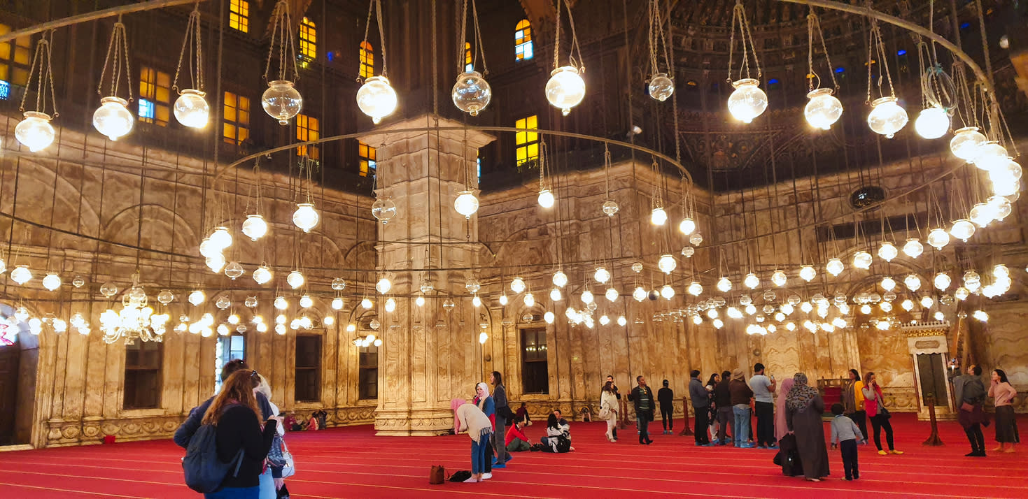 Decoración interior con lámparas colgantes en la Mezquita de Muhammad Ali