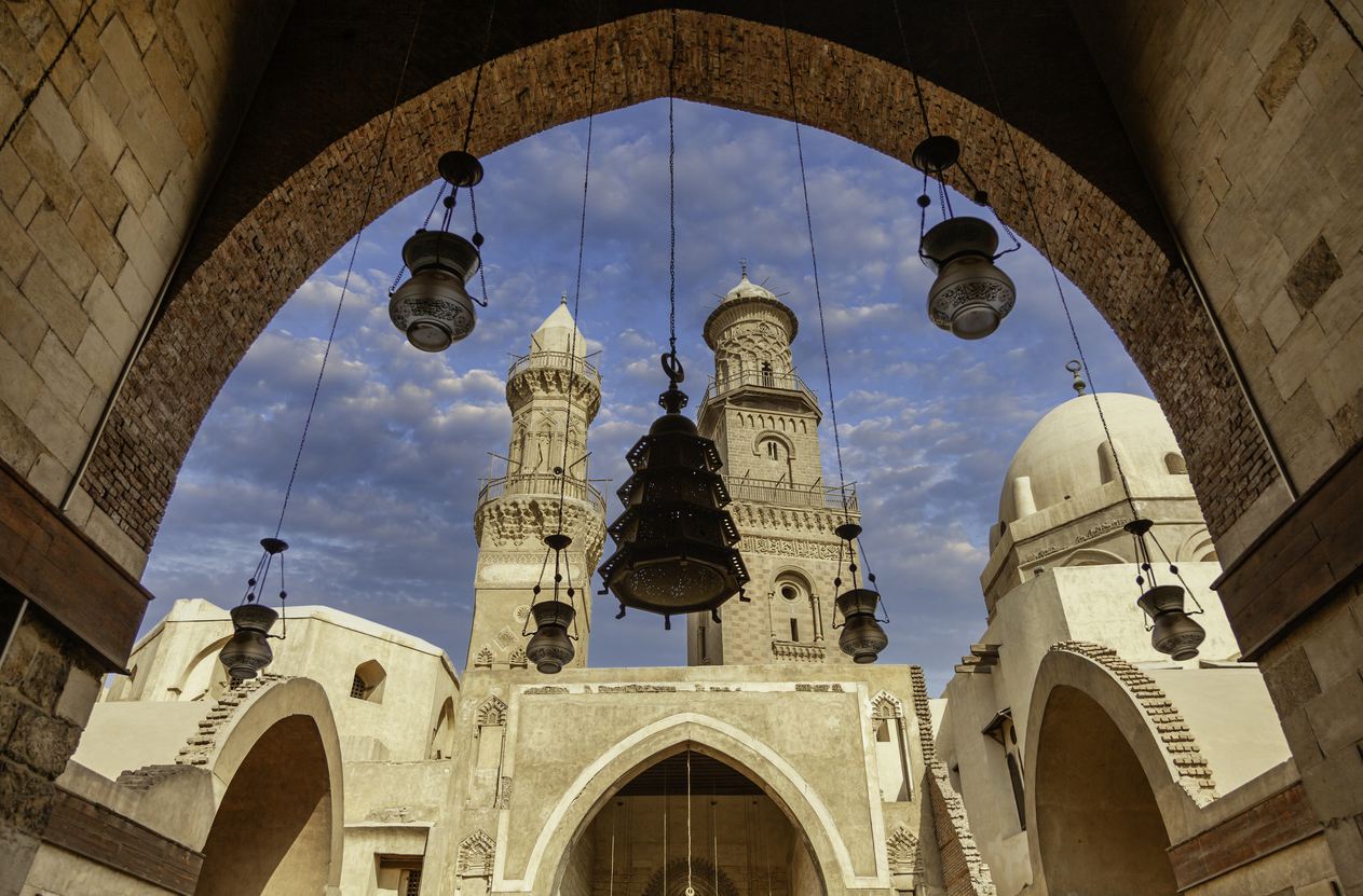 Fachada histórica de la Mezquita del Sultán Barquq en El Cairo
