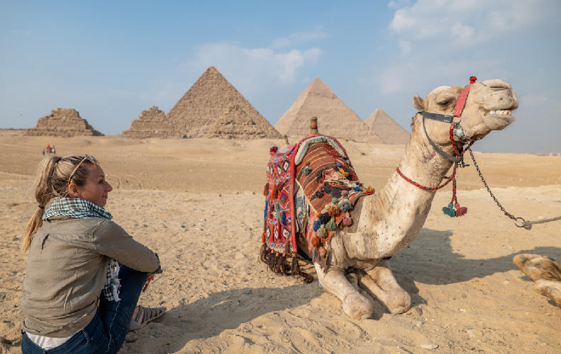 Turista disfrutando de las vistas de las Pirámides en Egipto