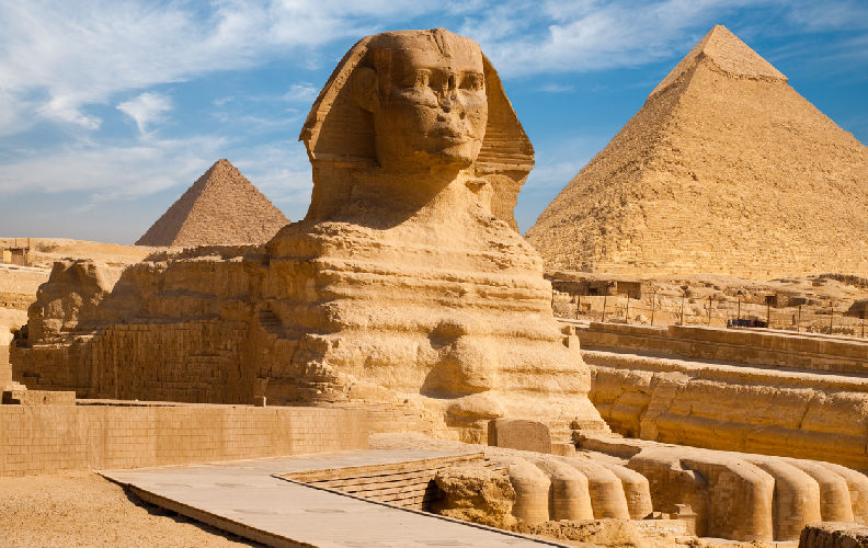 Monumentos de Giza con la Gran Esfinge en primer plano