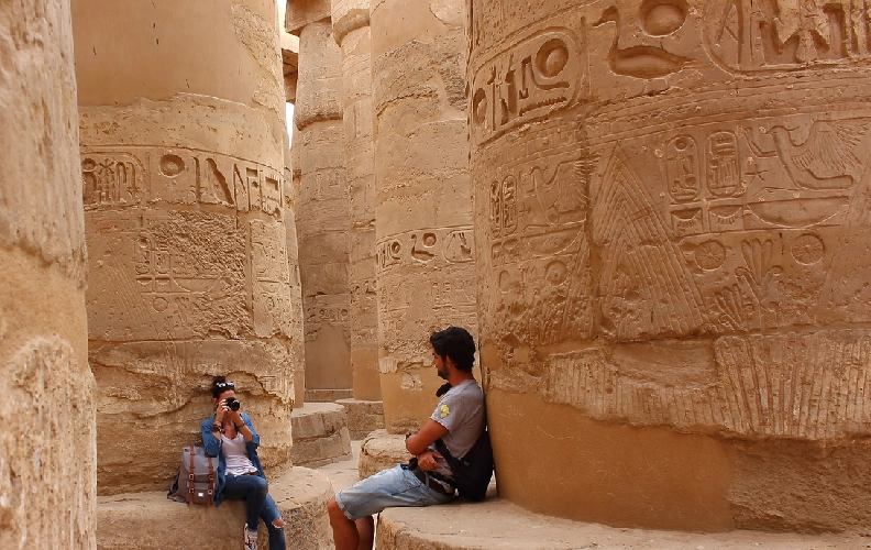 Pareja recorriendo el interior del templo de Karnak en Egipto