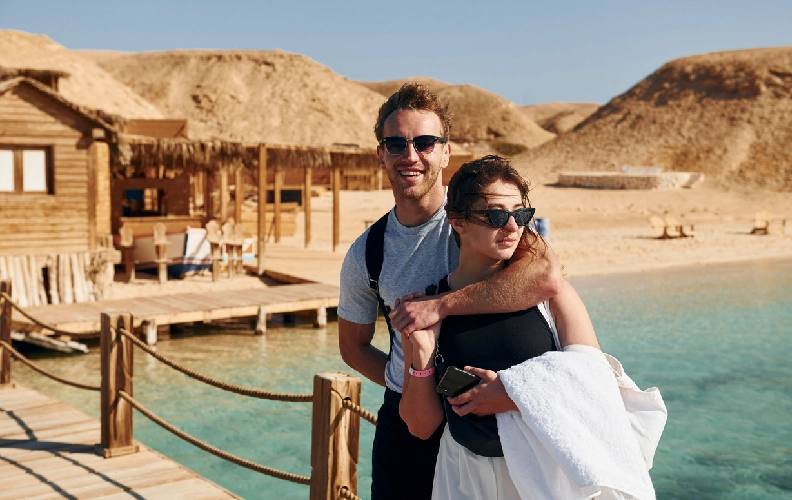 Pareja contemplando el mar en una escapada romántica en Egipto