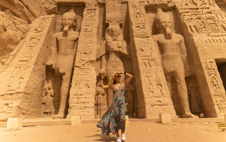 Viajera descubriendo los templos de Egipto con ropa fresca y ligera