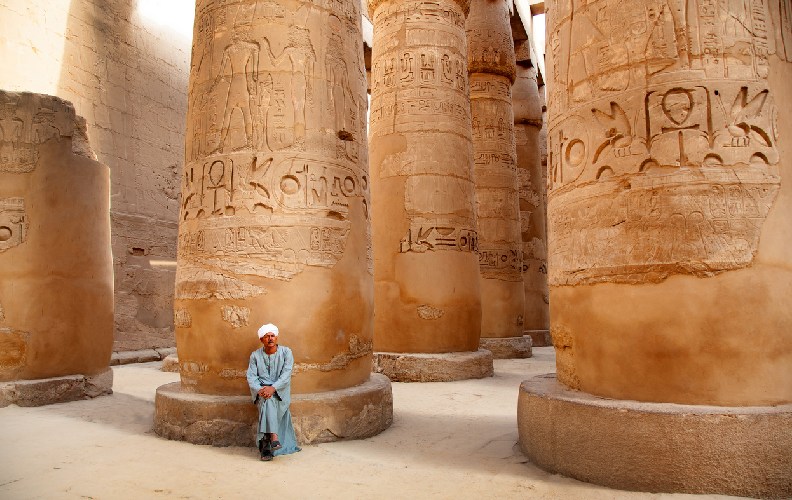Escena tradicional entre las columnas históricas de Karnak en Luxor