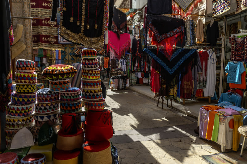 Ropa tradicional egipcia y textiles beduinos coloridos en un mercado local