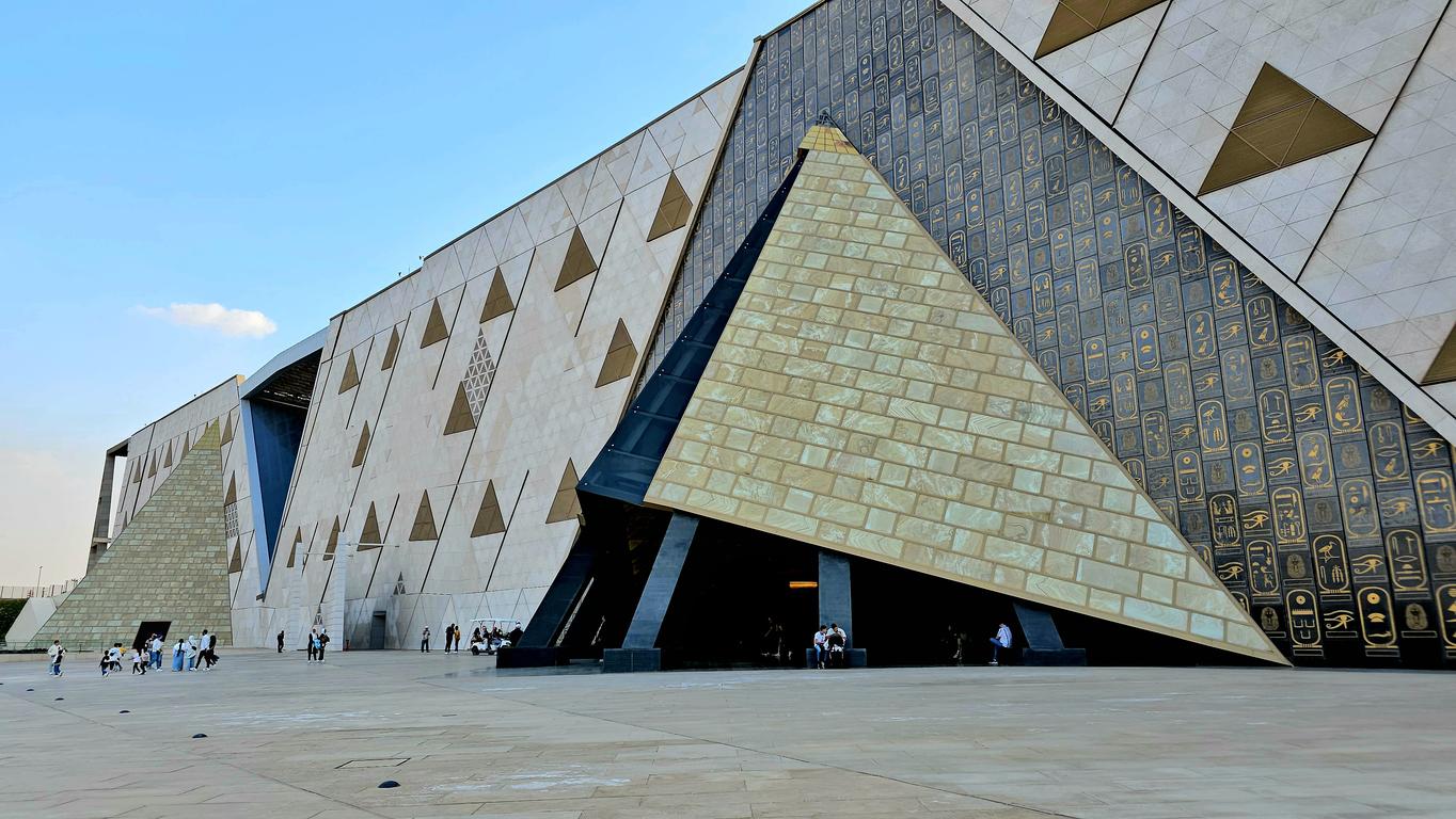 Vista exterior del GEM El Gran Museo Egipcio, Nuevo Museo de Giza