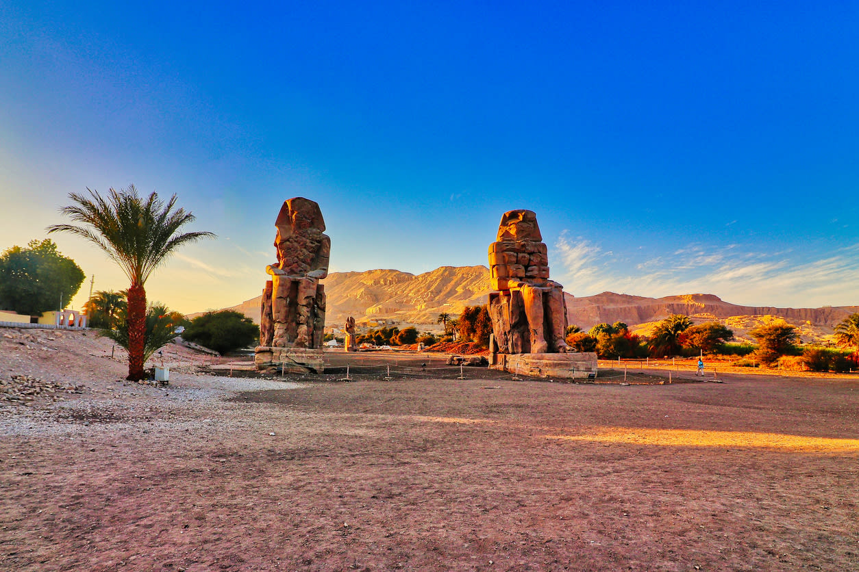 Los Colosos de Memnón – El Monumento Más Icónico de Luxor