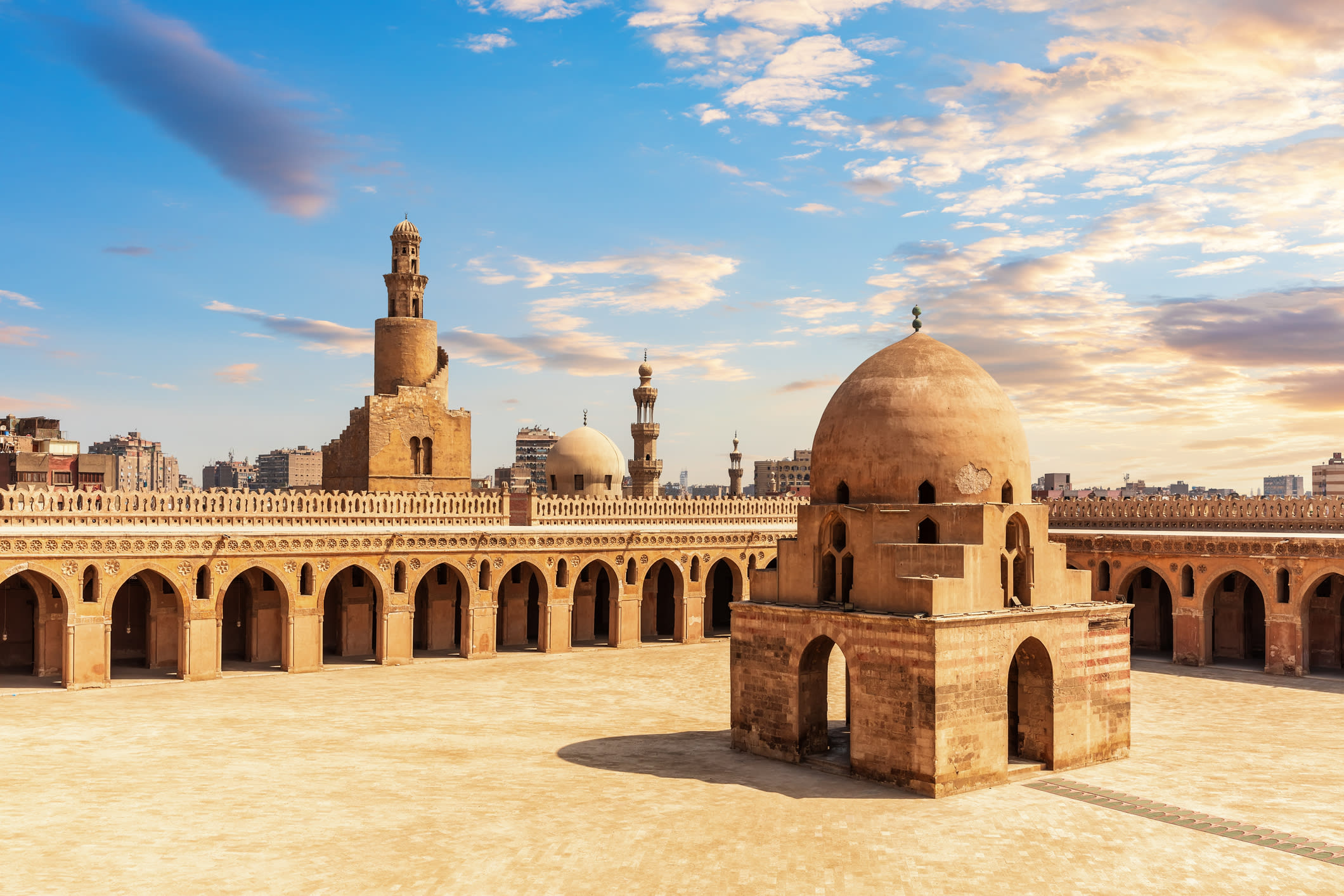 Descubre la Mezquita de Ibn Tulun, joya milenaria de El Cairo
