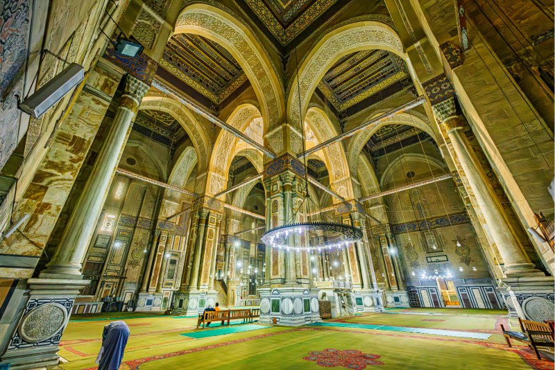 La Mezquita de Al-Rifa'i custodia el sueño eterno de reyes y faraones modernos. Descubre su historia, arte islámico y su alma única en el antiguo Cairo.