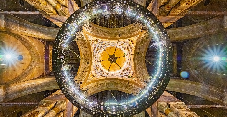 La mezquita Al-Rifai en el antiguo Cairo, Egipto. Una vista impresionante de una cúpula ornamentada con diseños intrincados y luces brillantes en un gran espacio arquitectónico.