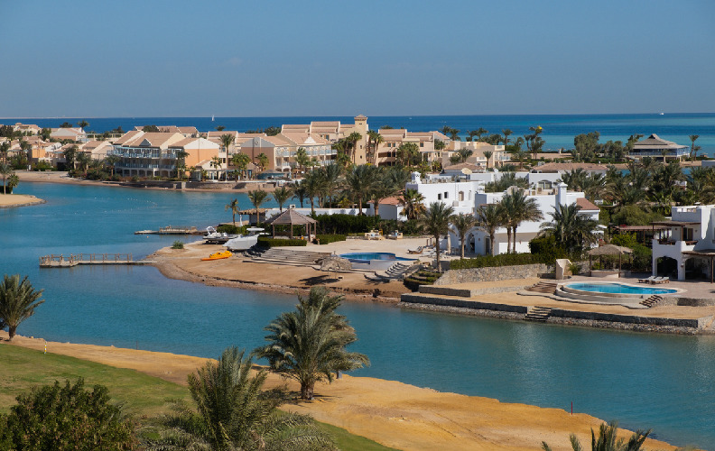 Paisaje de El Gouna con lagunas y costa del mar Rojo