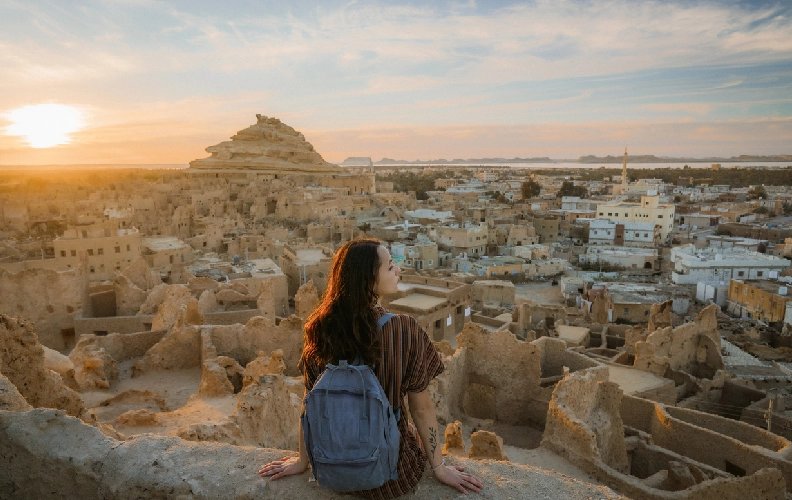 Atardecer sobre el oasis de Siwa rodeado de montañas de Egipto