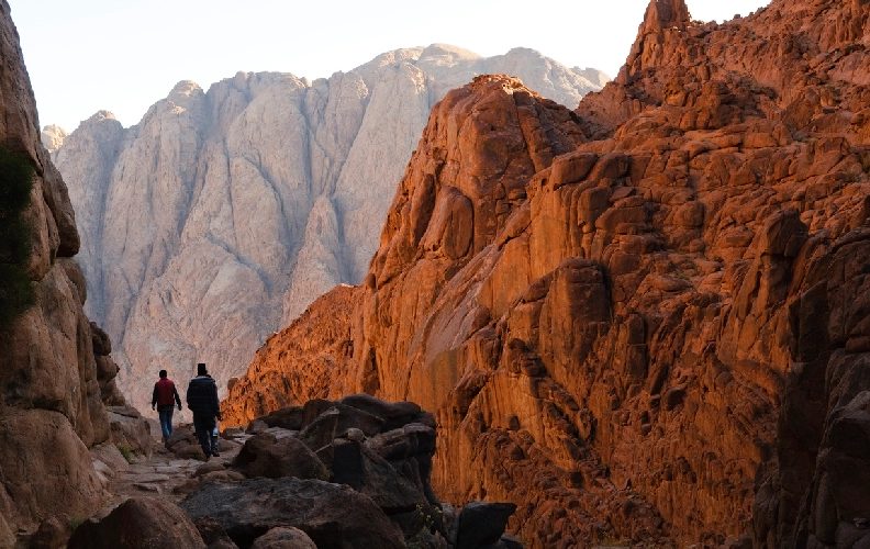 Senderistas descendiendo del Monte Sinaí tras contemplar el amanecer