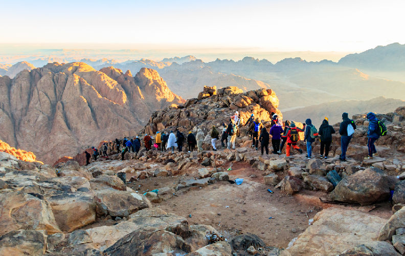 Grupo de visitantes descendiendo de la cima del Monte Sinaí