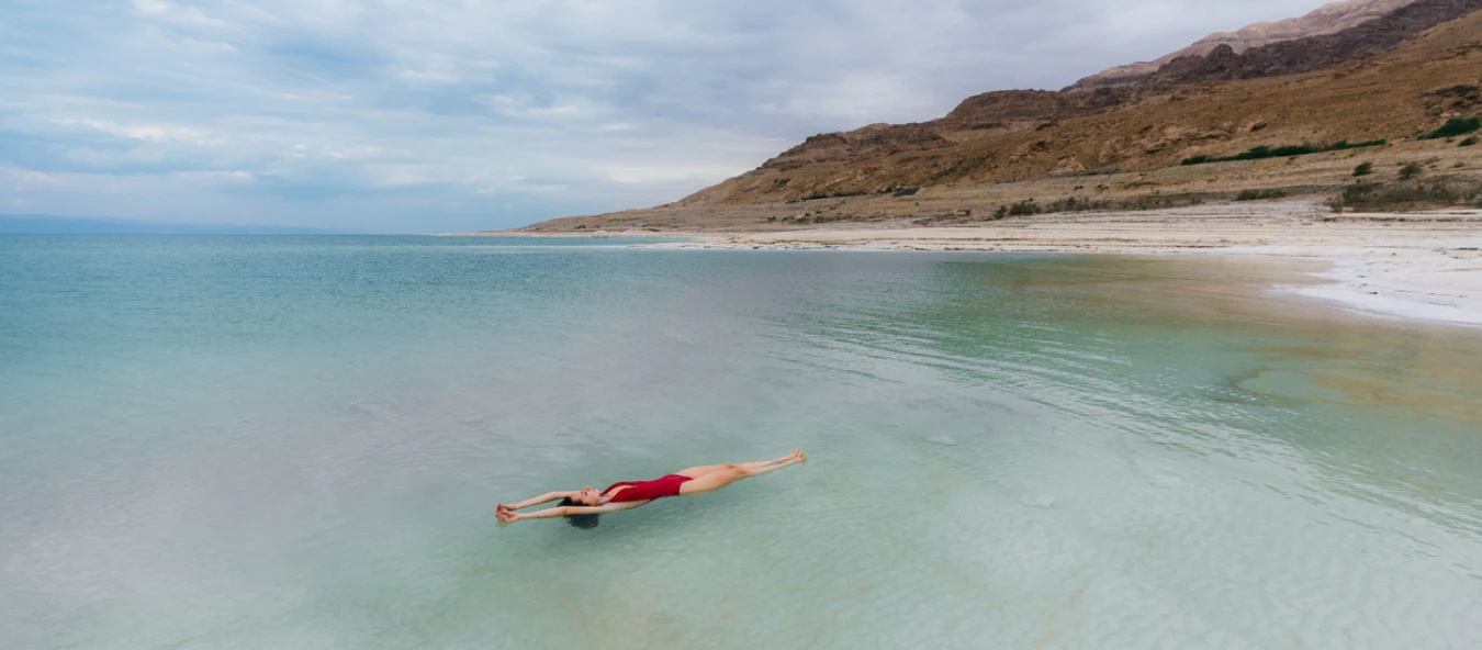 Mar Muerto en Jordania: La Guía Definitiva para Flotar en el Lugar Más Bajo de la Tierra