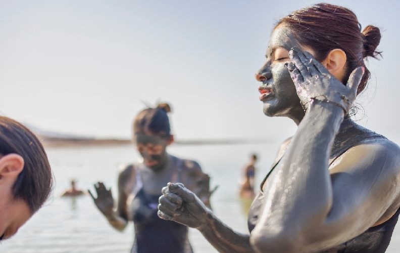 Spa natural con barro negro del Mar Muerto