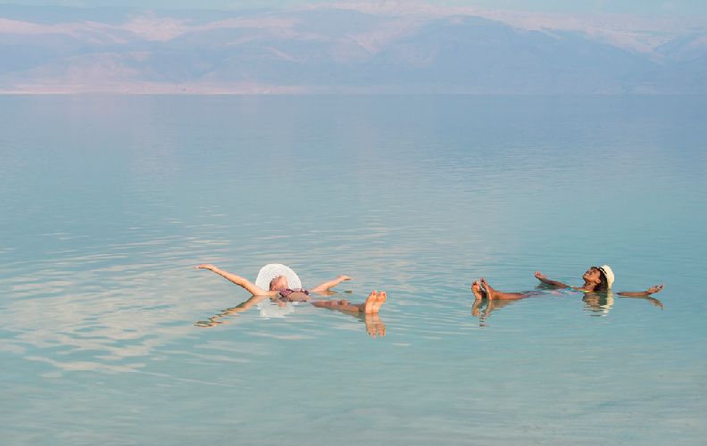 Turista flotando en el Mar Muerto, uno de los lugares más famosos de Jordania
