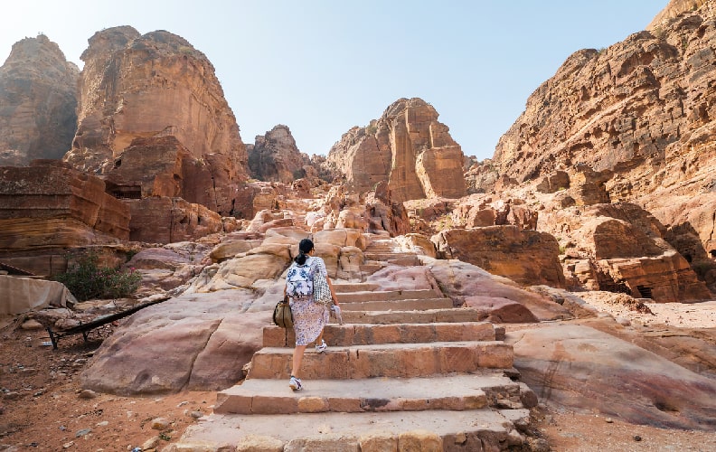 Viajeros explorando las rutas de senderismo de Petra en Jordania