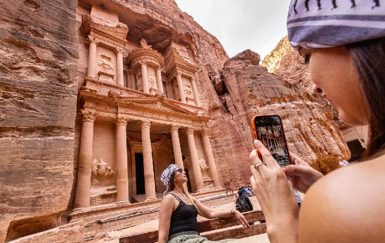 Fotógrafa capturando la belleza de Petra entre sus monumentos históricos y paisajes rocosos
