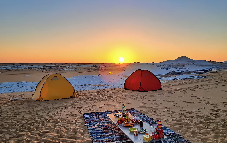 Camping bajo las estrellas en el desierto blanco de Egipto