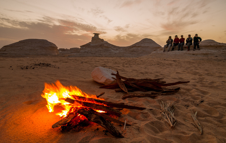 Camping desierto blanco Egipto por la noche