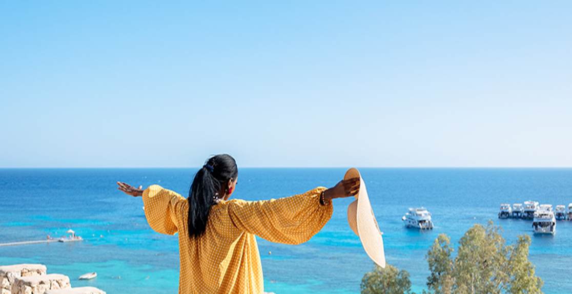 Spiagge In Egitto, una donna davanti al mare
