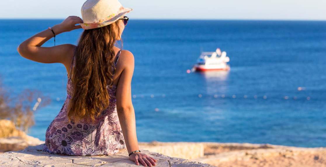 Cose da fare a Sharm el Sheikh, una ragazza si siede davanti al mare