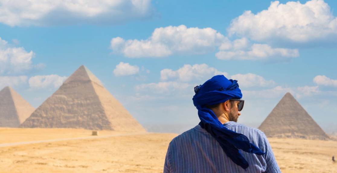 un uomo fa una visita alle piramidi durante Viaggio al Cairo