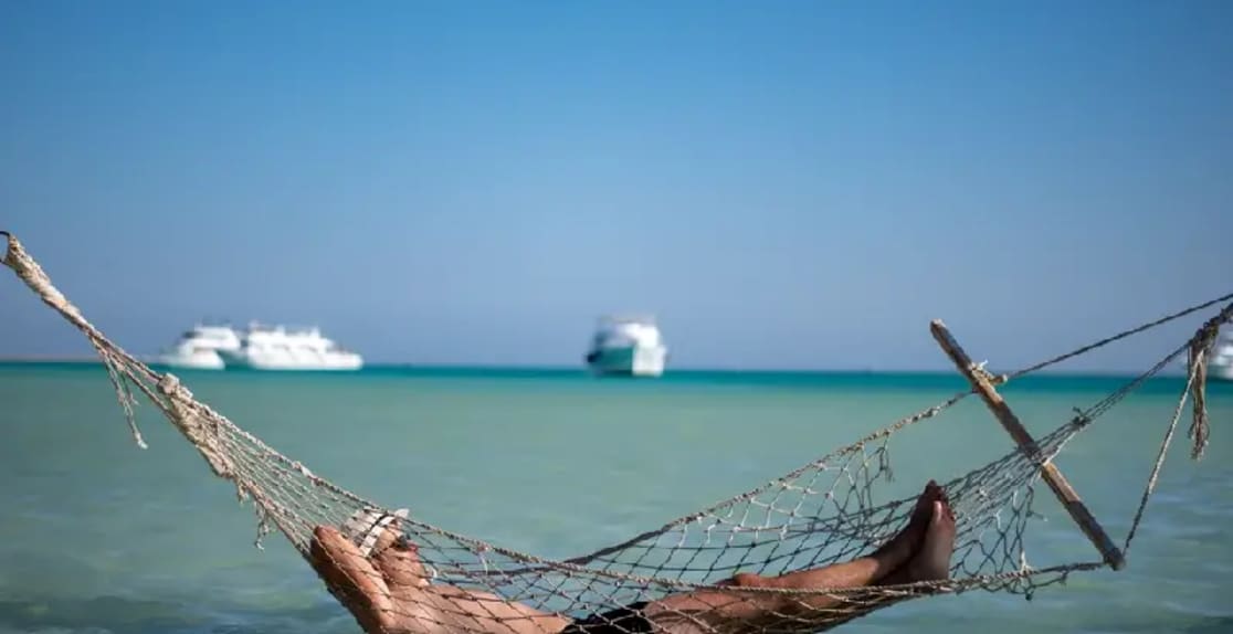 egitto dove andare al mare, un uomo al mar rosso