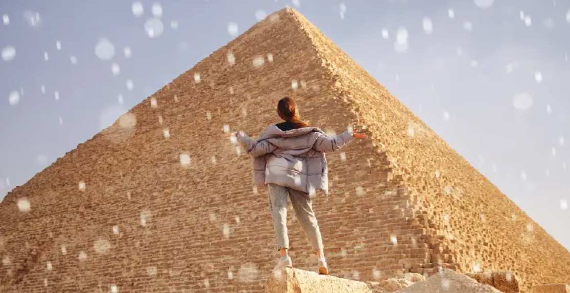 una donna davanti le piramidi in inverno , egitto a dicembre